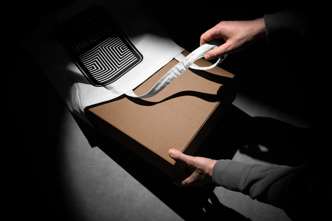 SimQube GSM-to-Peer Converter product box
